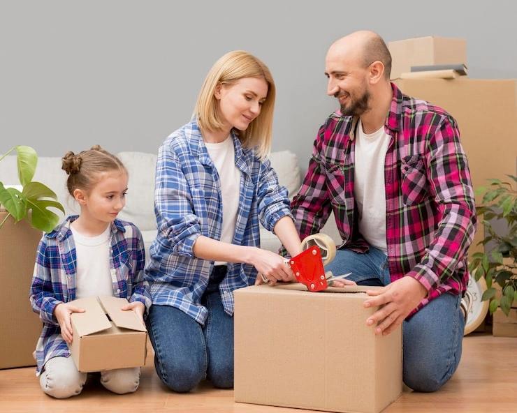 familia-mudarse-casa-nueva_23-2148569363